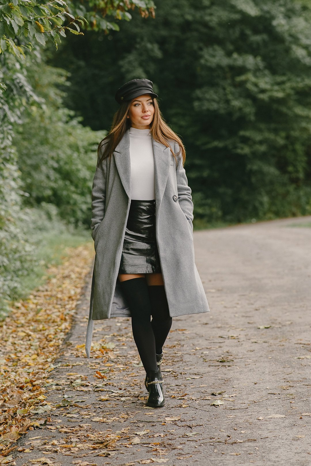 girl-walks-woman-gray-coat-brunette-with-black-cap-03